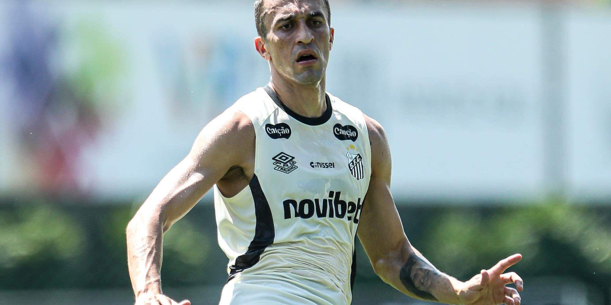 O volante João Schmidt sofreu a lesão no início do jogo contra o Coritiba, pela Copa do Brasil
