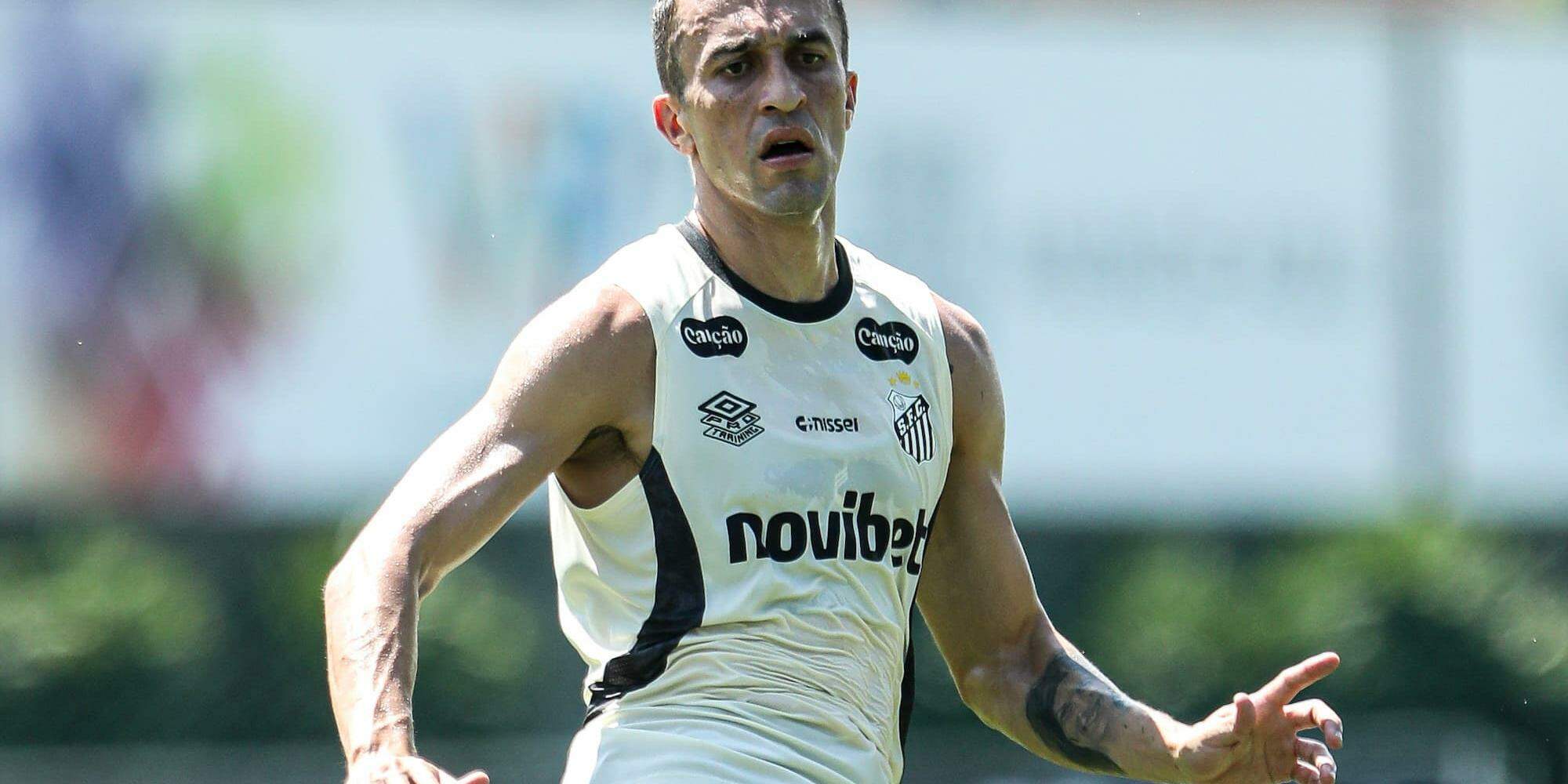 O volante João Schmidt sofreu a lesão no início do jogo contra o Coritiba, pela Copa do Brasil