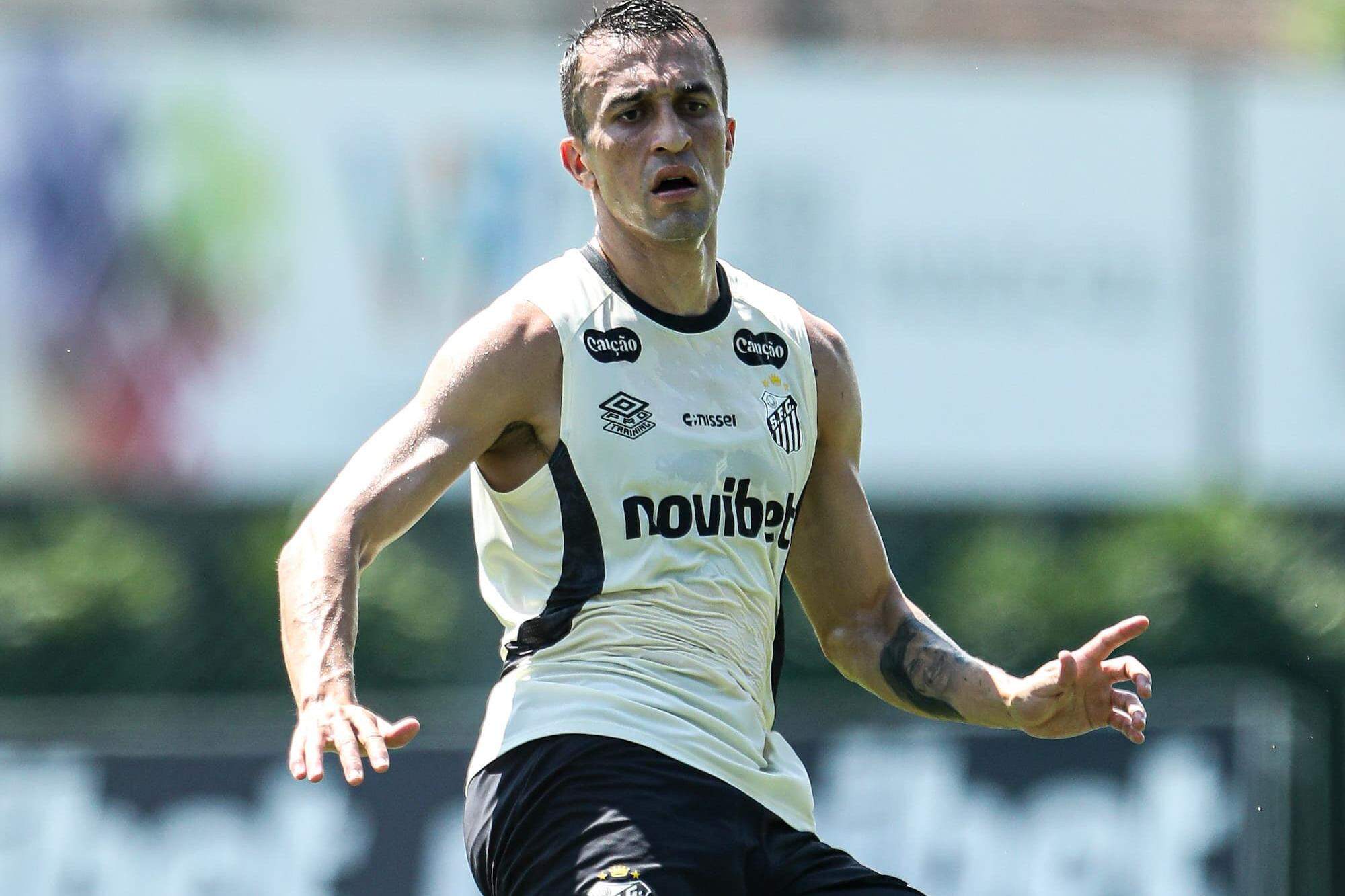 O volante João Schmidt sofreu a lesão no início do jogo contra o Coritiba, pela Copa do Brasil