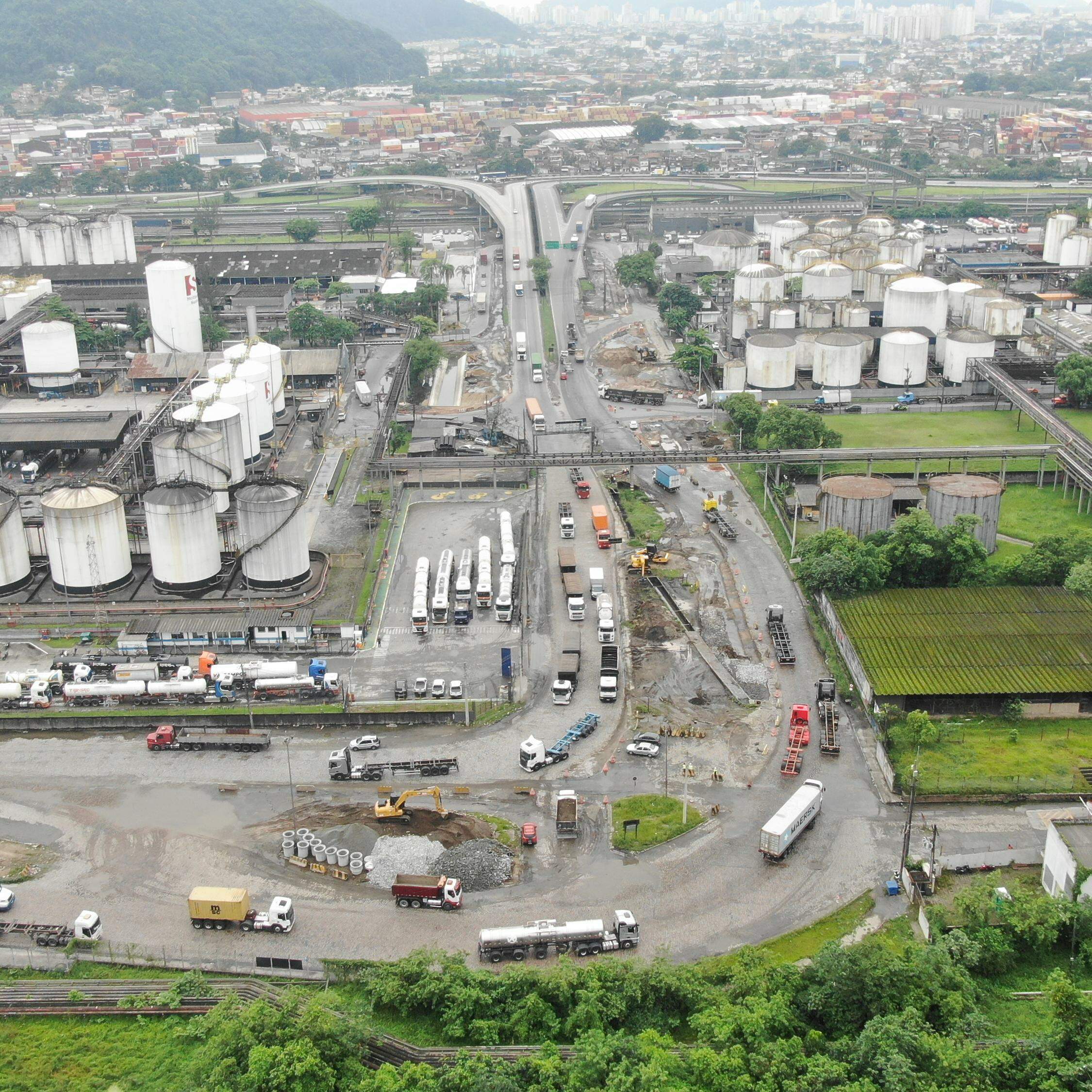 Implantação de canal de drenagem nas imediações da rotatória da Alemoa está em nova fase em Santos