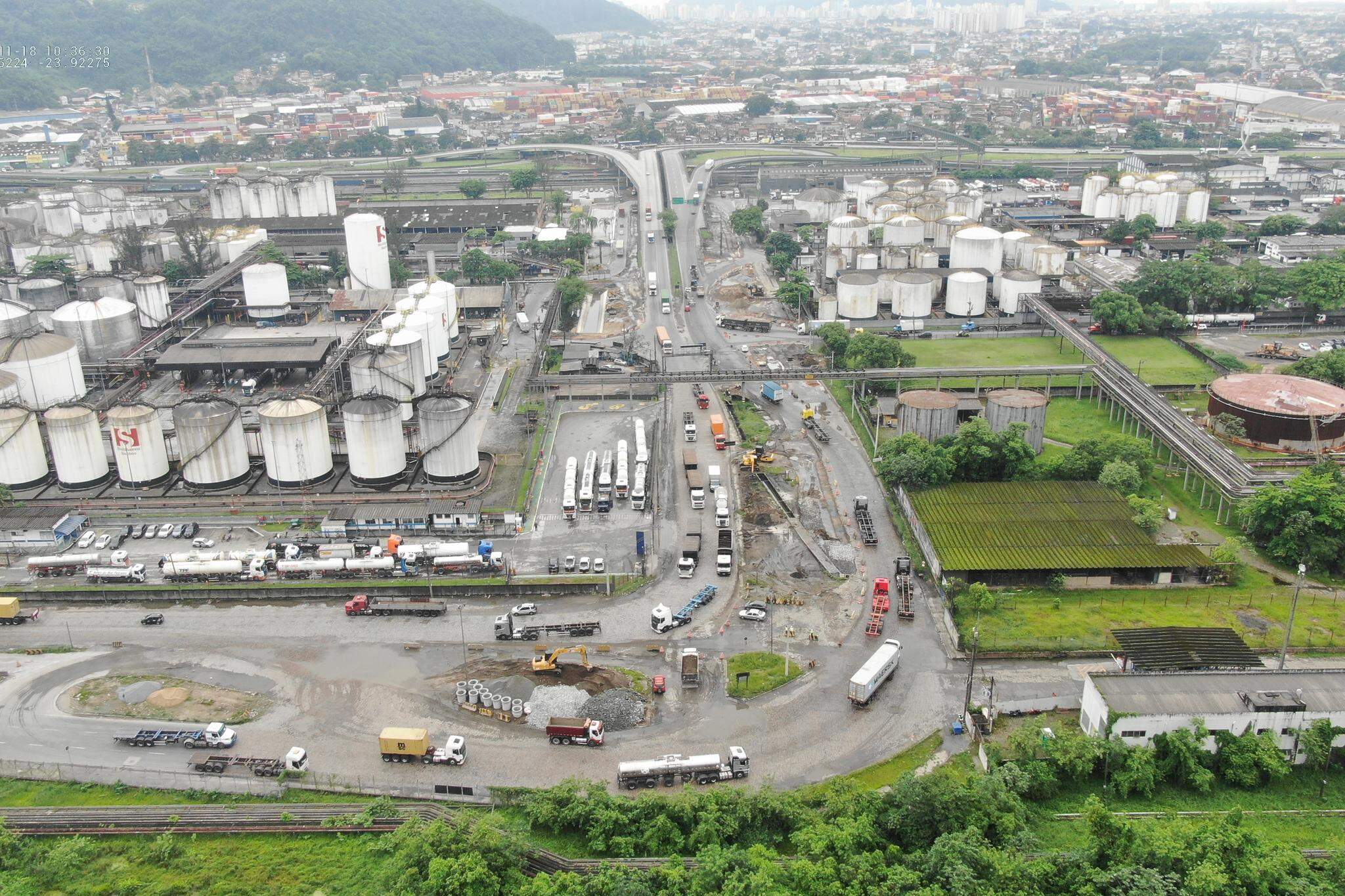 Implantação de canal de drenagem nas imediações da rotatória da Alemoa está em nova fase em Santos