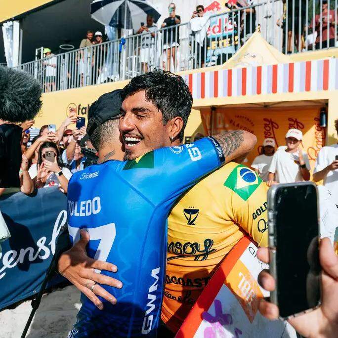 Gabriel Medina, Flipe Toledo e Alejo Muniz avançaram às oitavas de final nas ondas para o lado esquerdo da praia de Manu Bay