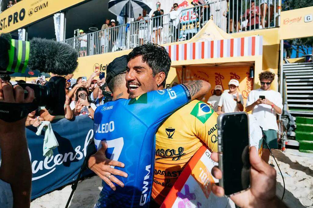 Gabriel Medina, Flipe Toledo e Alejo Muniz avançaram às oitavas de final nas ondas para o lado esquerdo da praia de Manu Bay