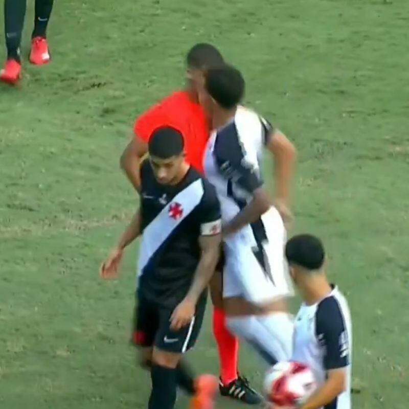 Jogador do Corinthians deu peitada em árbitro