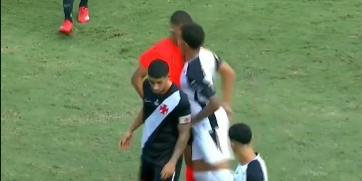 Jogador do Corinthians deu peitada em árbitro