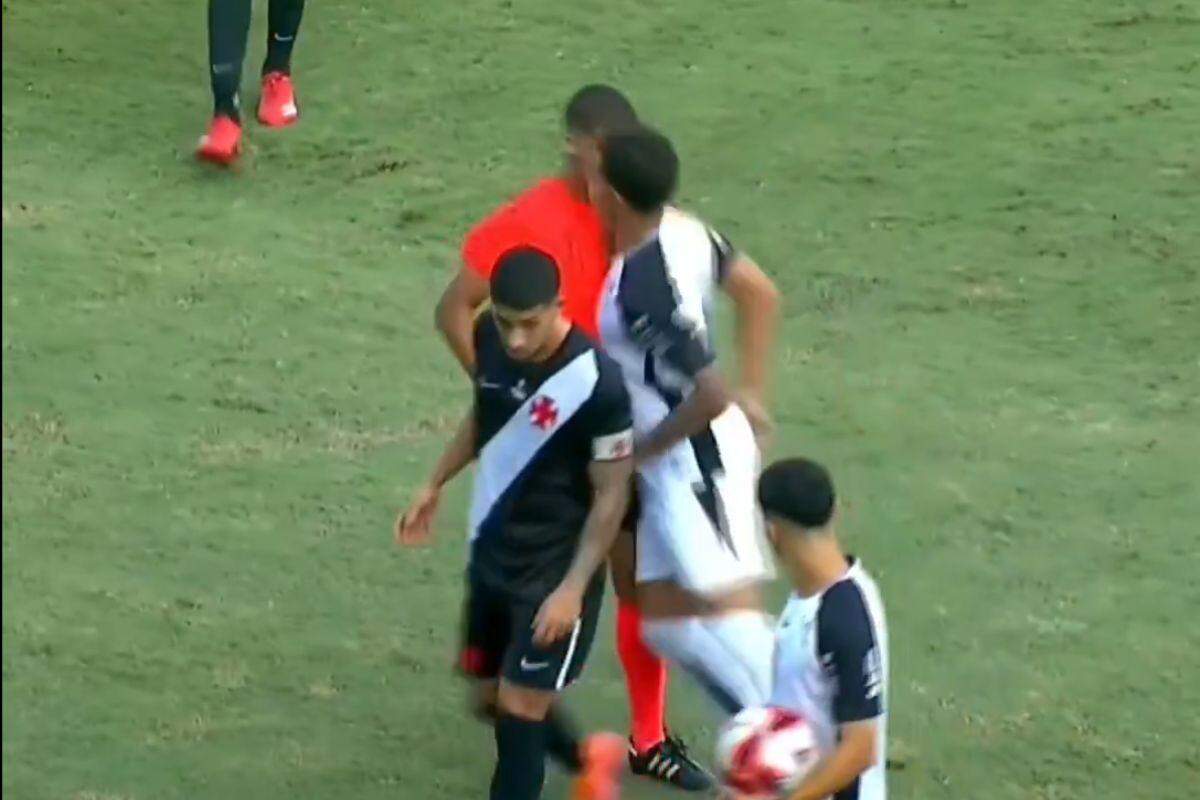 Jogador do Corinthians deu peitada em árbitro
