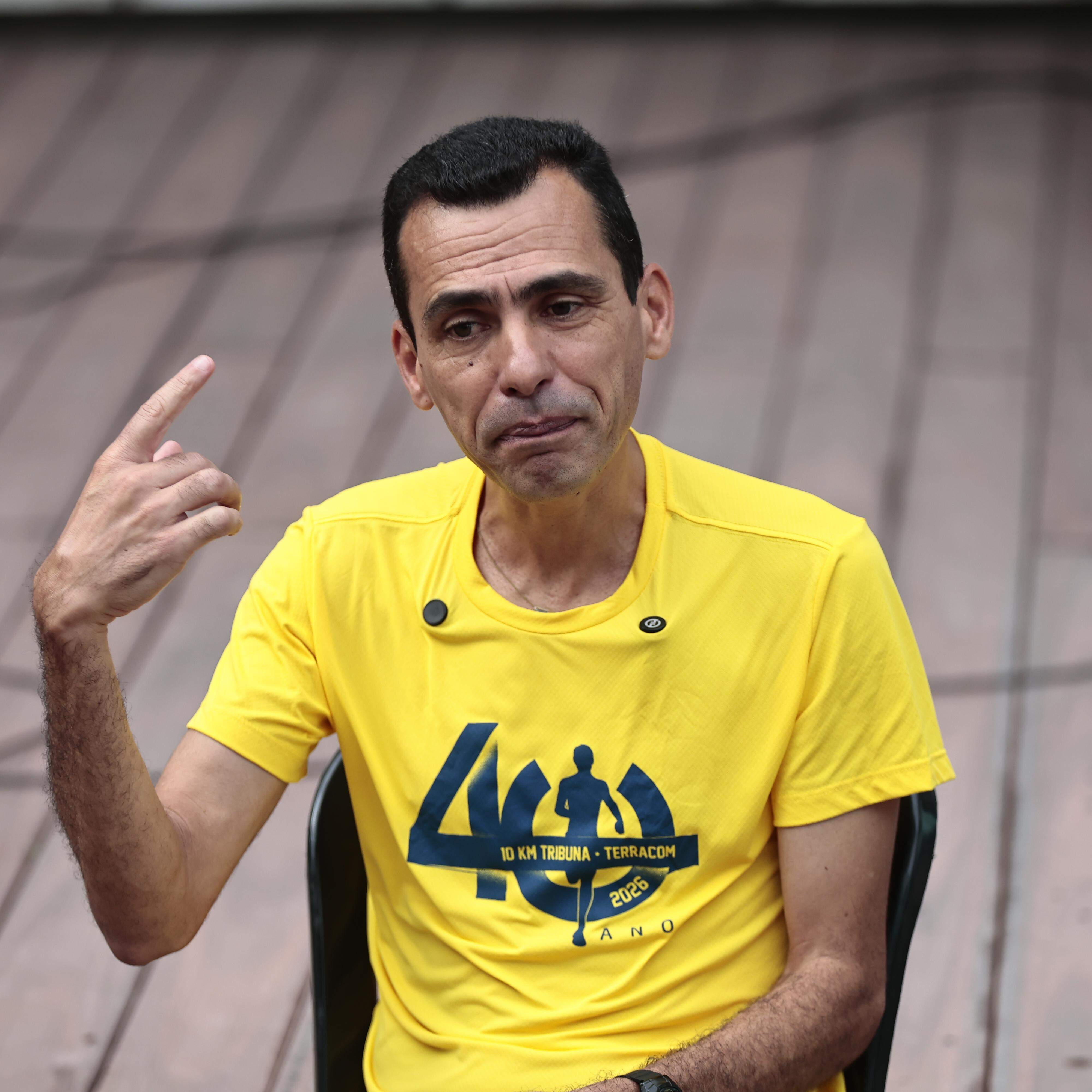 No sábado (16), Marilson Gomes dos Santos conversou com atletas que participariam dos 10 KM: forte ligação
