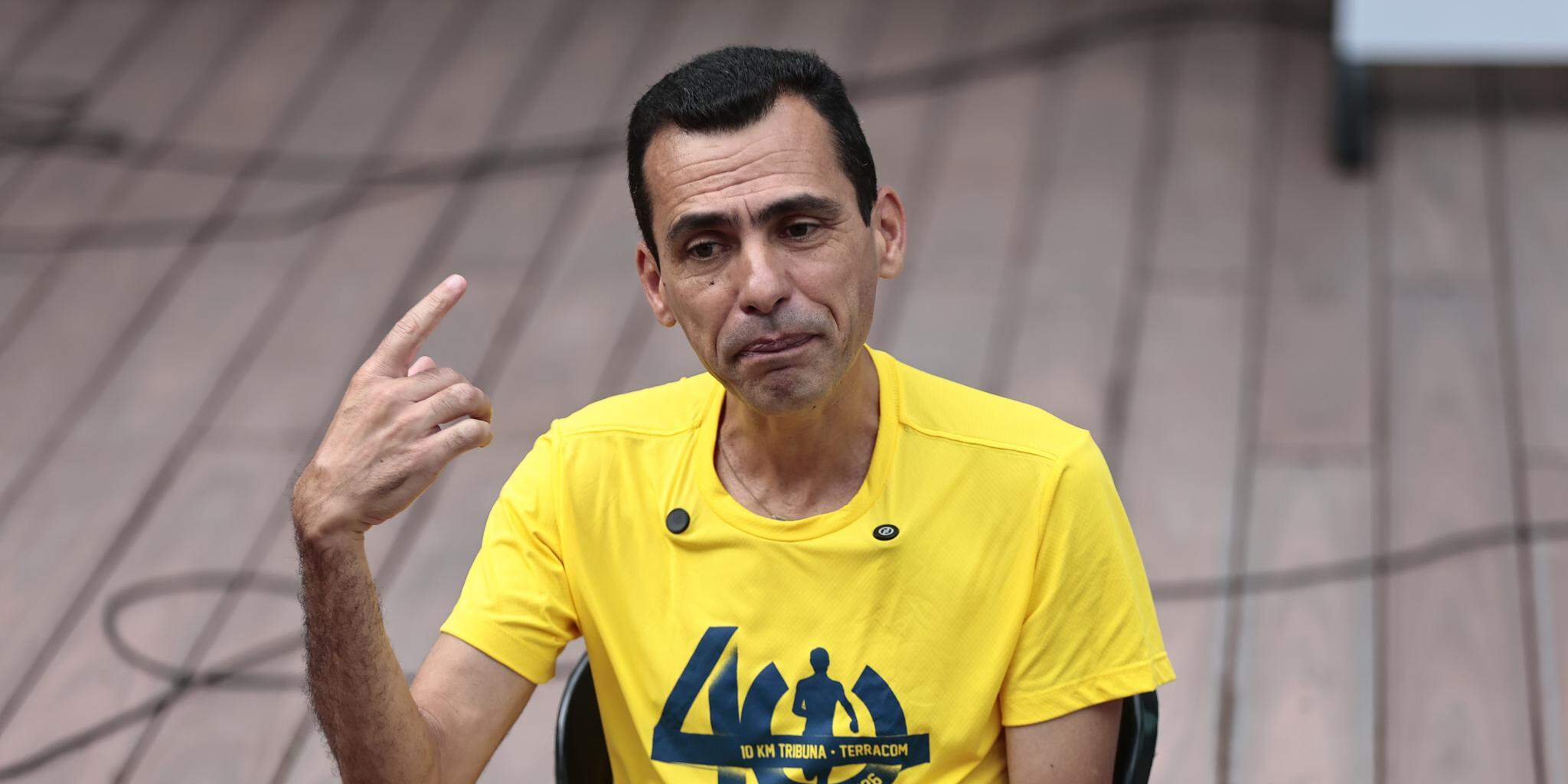 No sábado (16), Marilson Gomes dos Santos conversou com atletas que participariam dos 10 KM: forte ligação