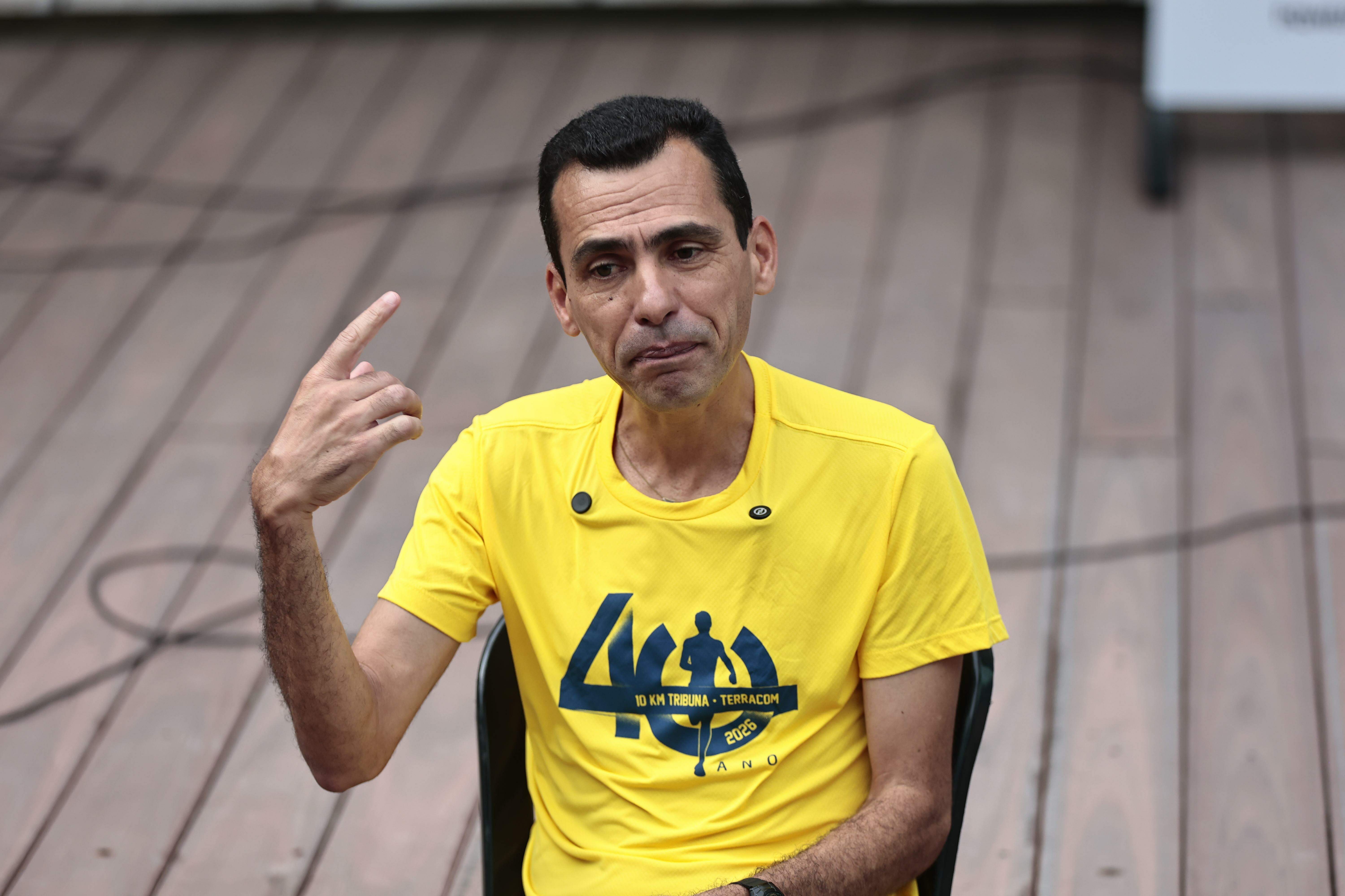 No sábado (16), Marilson Gomes dos Santos conversou com atletas que participariam dos 10 KM: forte ligação