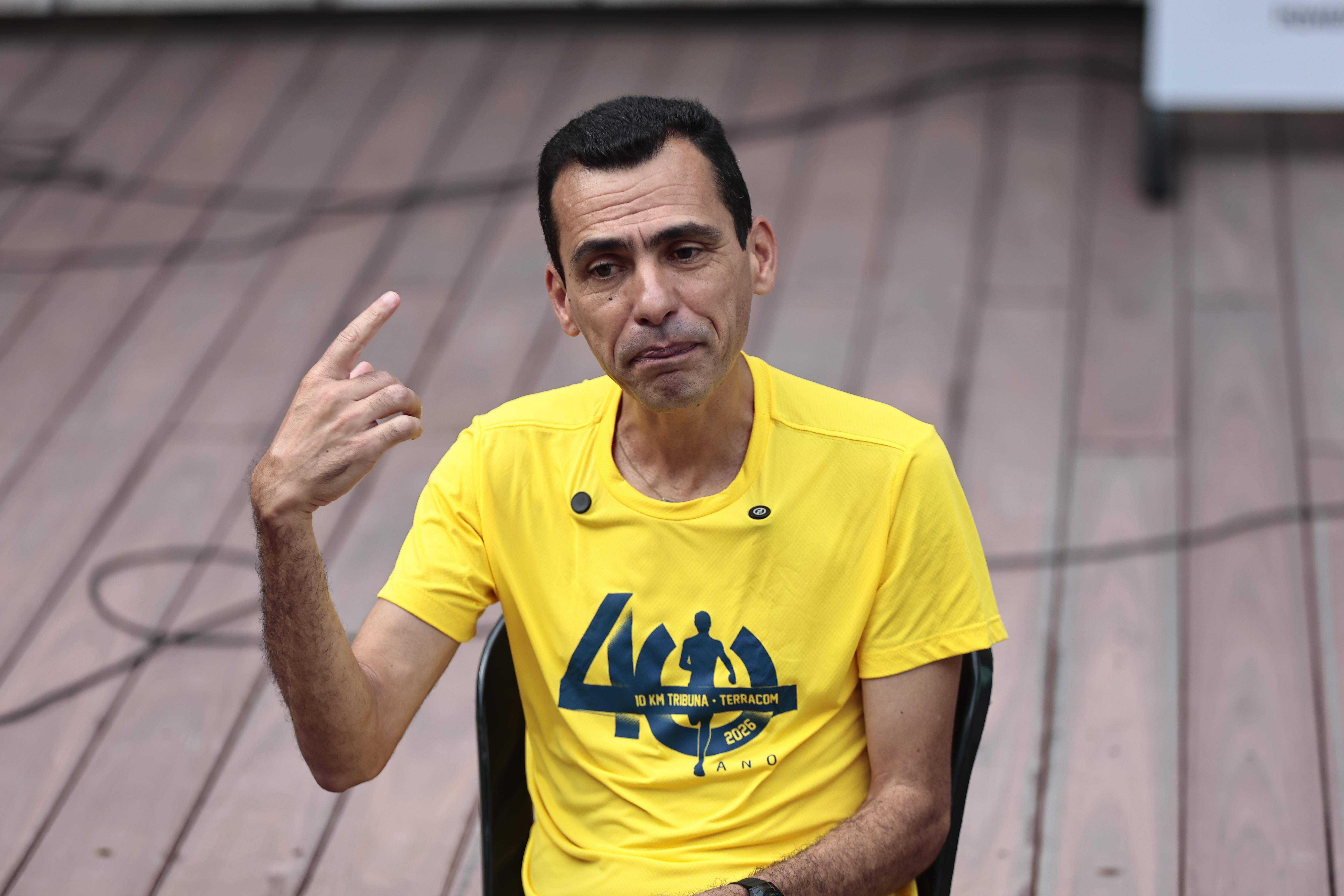 No sábado (16), Marilson Gomes dos Santos conversou com atletas que participariam dos 10 KM: forte ligação