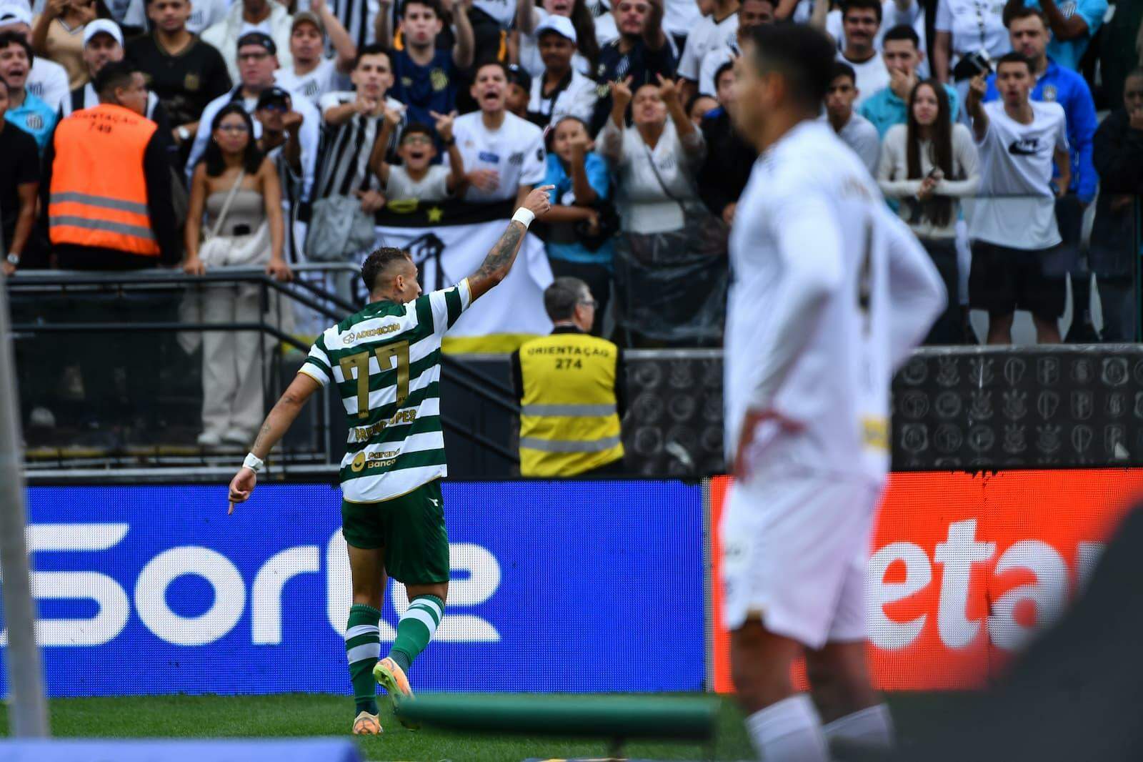 Com dois gols, Breno Lopes, carrasco do Santos, foi o nome do jogo na Neo Química Arena