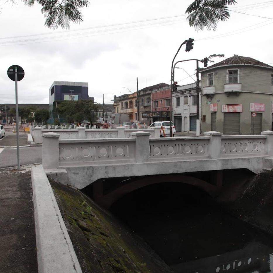 A mulher caiu no canal da Avenida Campos Sales com a Conselheiro Nébias, em Santos