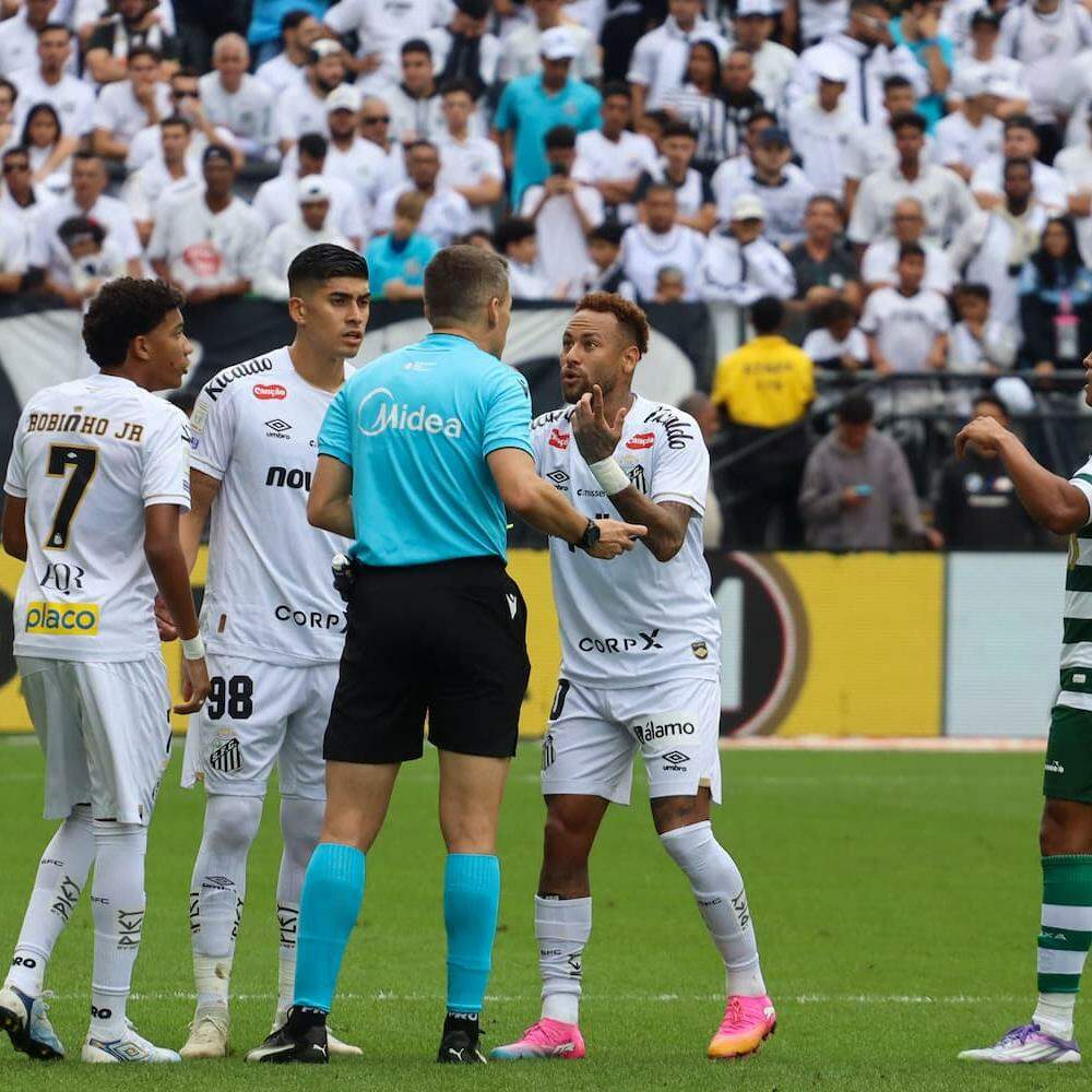 Neymar reclama com o árbitro Paulo Cesar Zanovelli da Silva