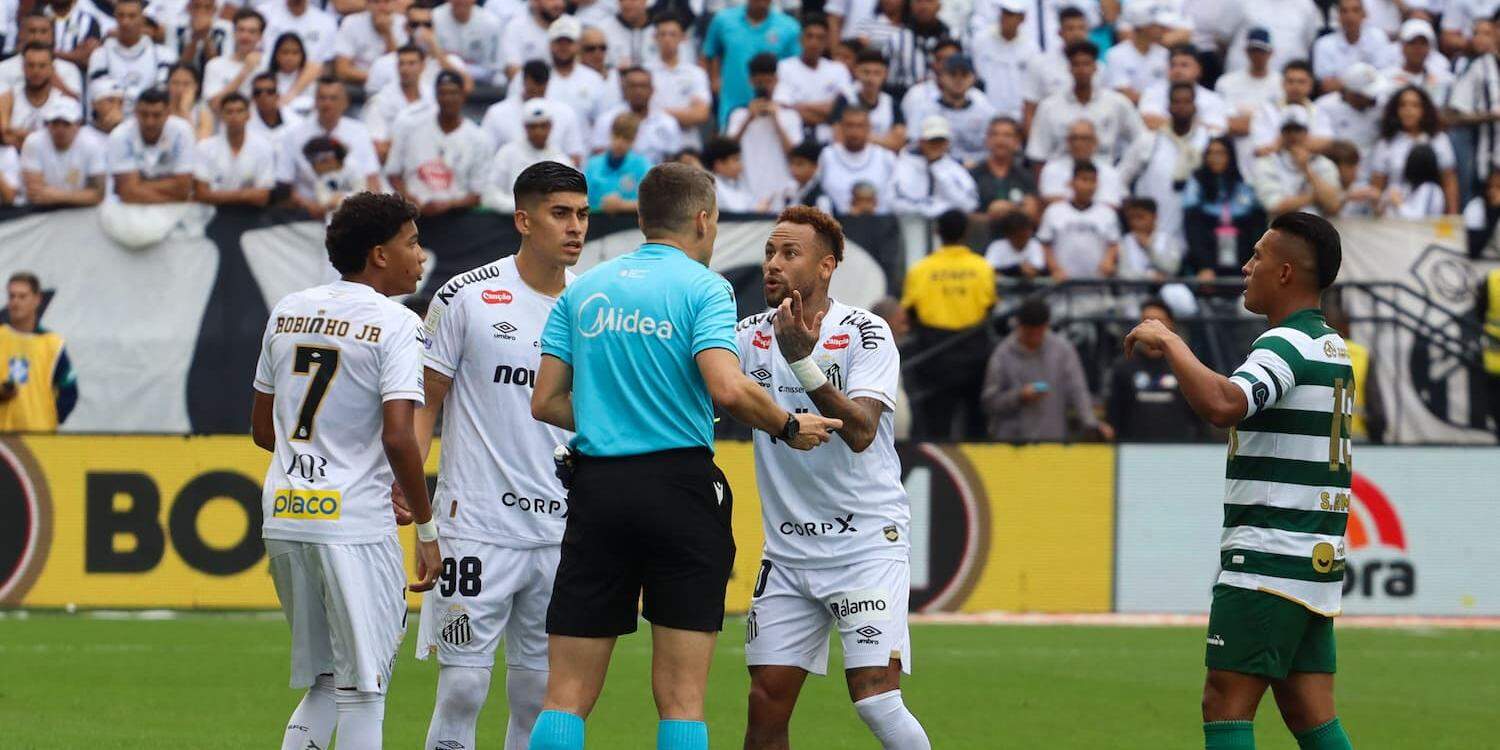 Neymar reclama com o árbitro Paulo Cesar Zanovelli da Silva