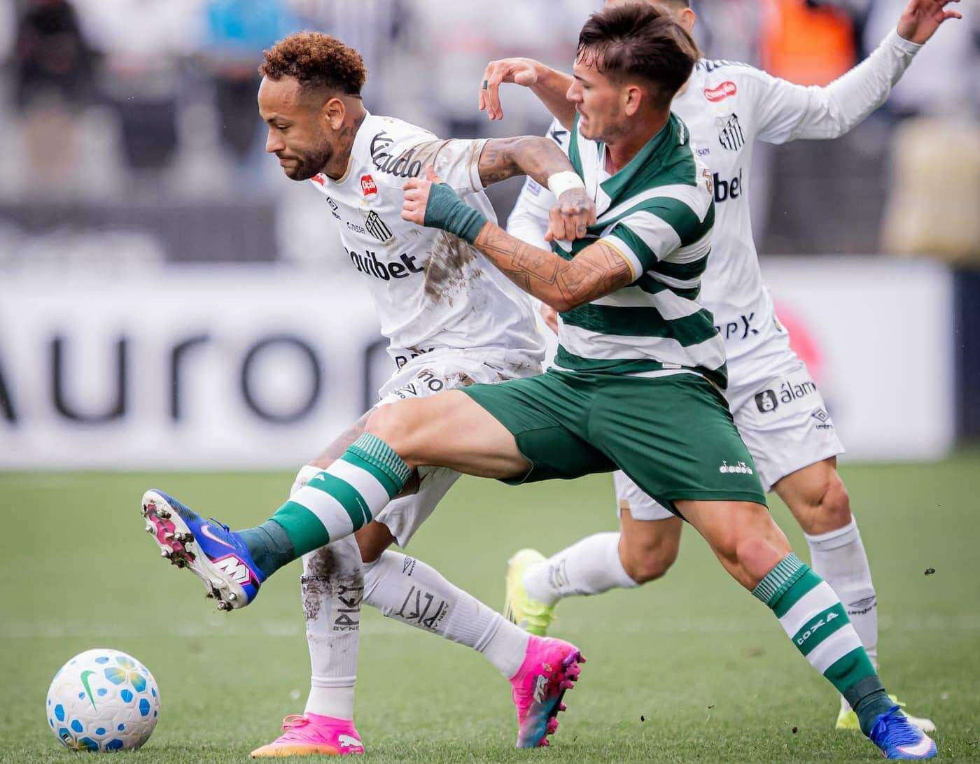 Neymar não deve estar em campo contra o San Lorenzo, quarta-feira, na Vila Belmiro