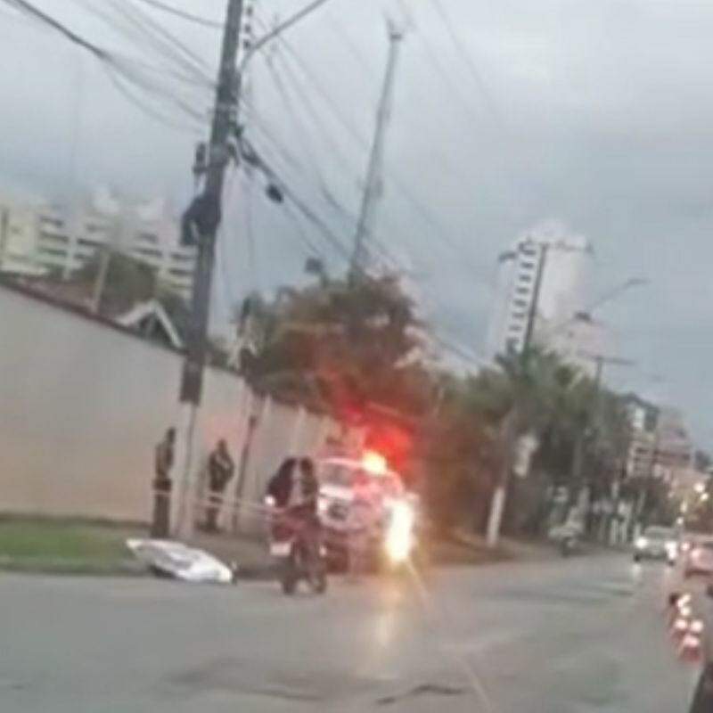 Acidente aconteceu na Rua Desembargador Plínio de Carvalho Pinto, no Balneário Cidade Atlântica, em Guarujá