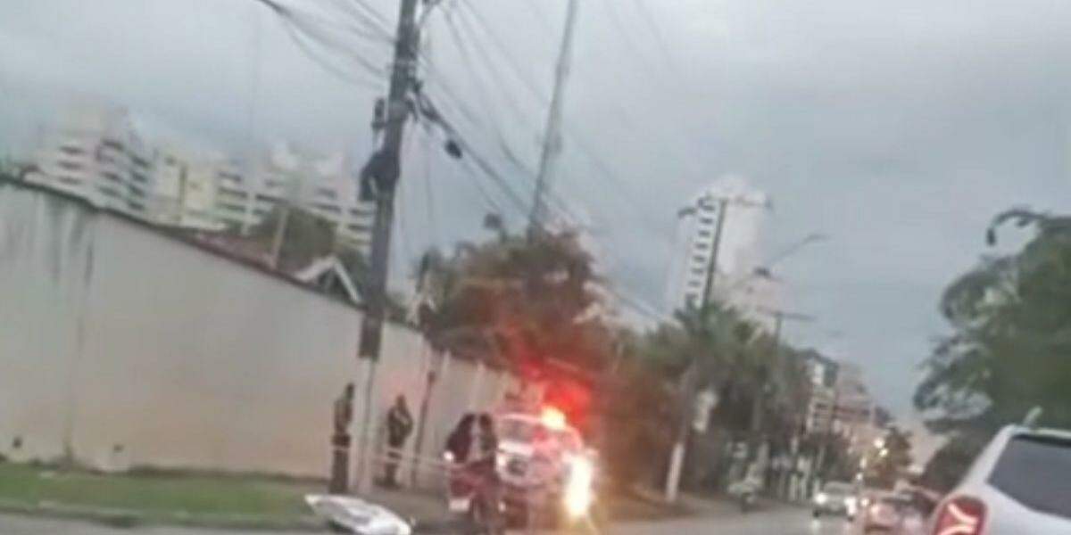 Acidente aconteceu na Rua Desembargador Plínio de Carvalho Pinto, no Balneário Cidade Atlântica, em Guarujá