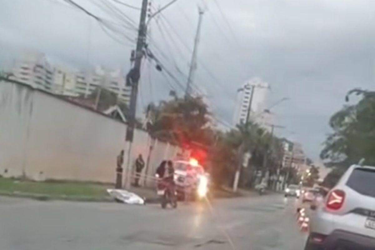 Acidente aconteceu na Rua Desembargador Plínio de Carvalho Pinto, no Balneário Cidade Atlântica, em Guarujá