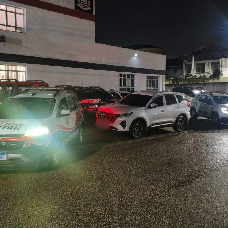 O carro foi levado até a Central de Polícia Judiciária (CPJ) de Santos
