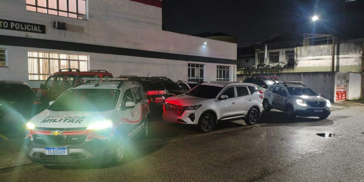 O carro foi levado até a Central de Polícia Judiciária (CPJ) de Santos