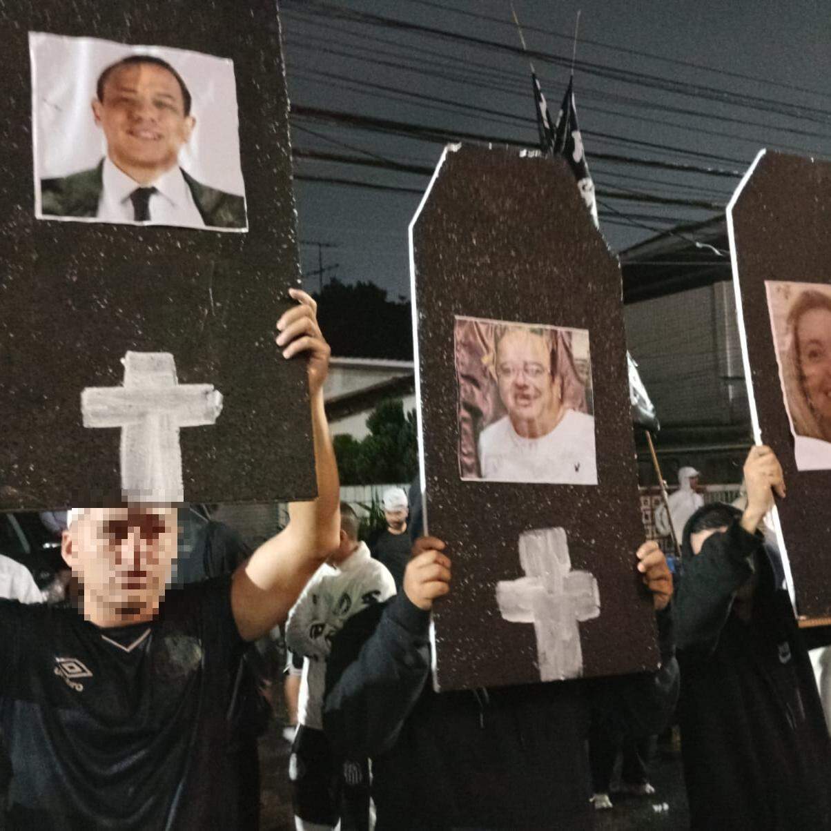 Policiais militares e civis acompanham o protesto dos torcedores