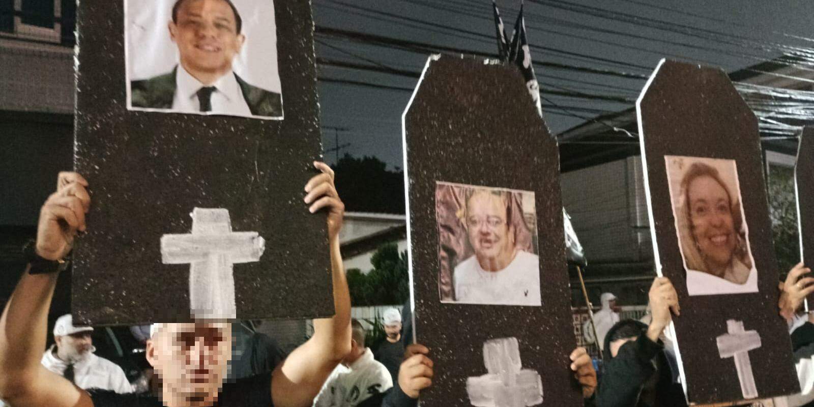 Policiais militares e civis acompanham o protesto dos torcedores