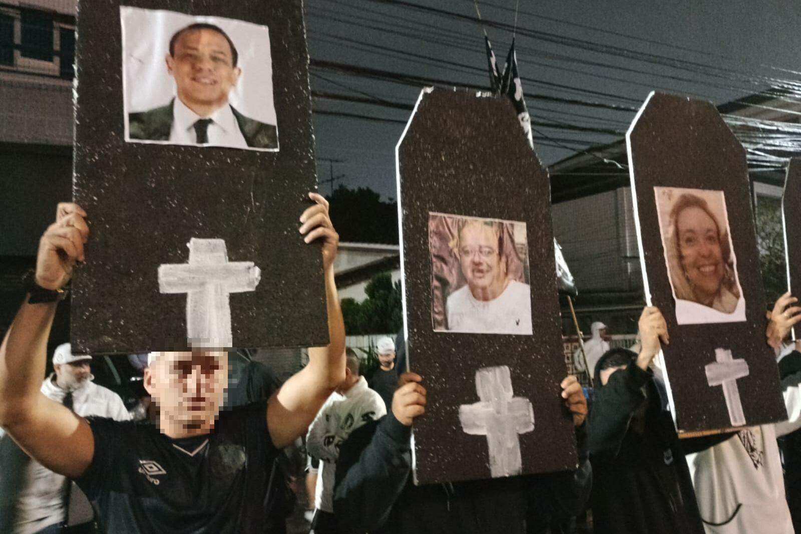 Policiais militares e civis acompanham o protesto dos torcedores