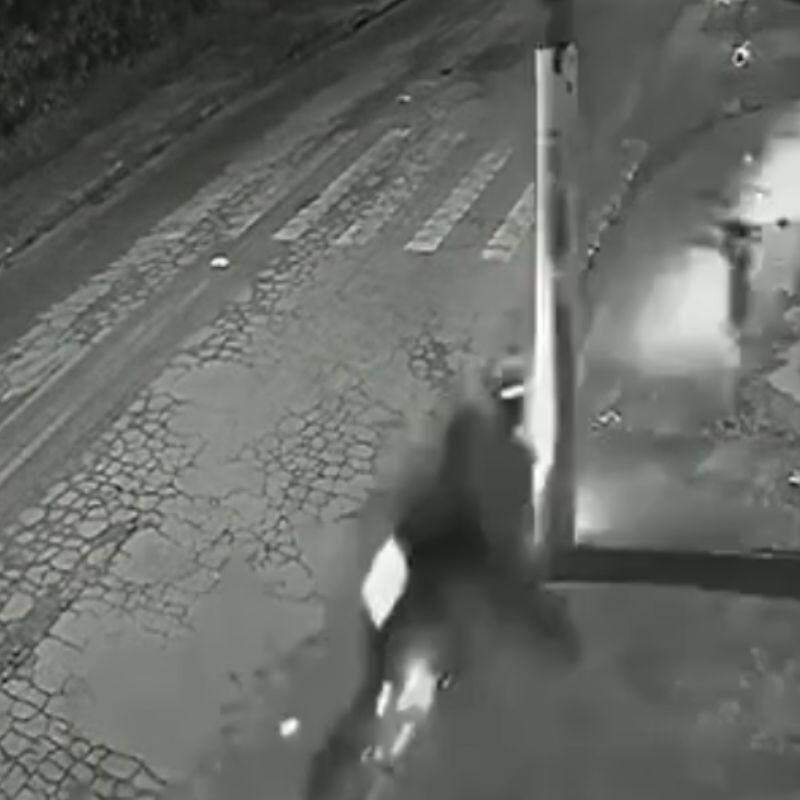 Acidente aconteceu na Rua Desembargador Plínio de Carvalho Pinto, em Guarujá, na manhã de segunda-feira (18)