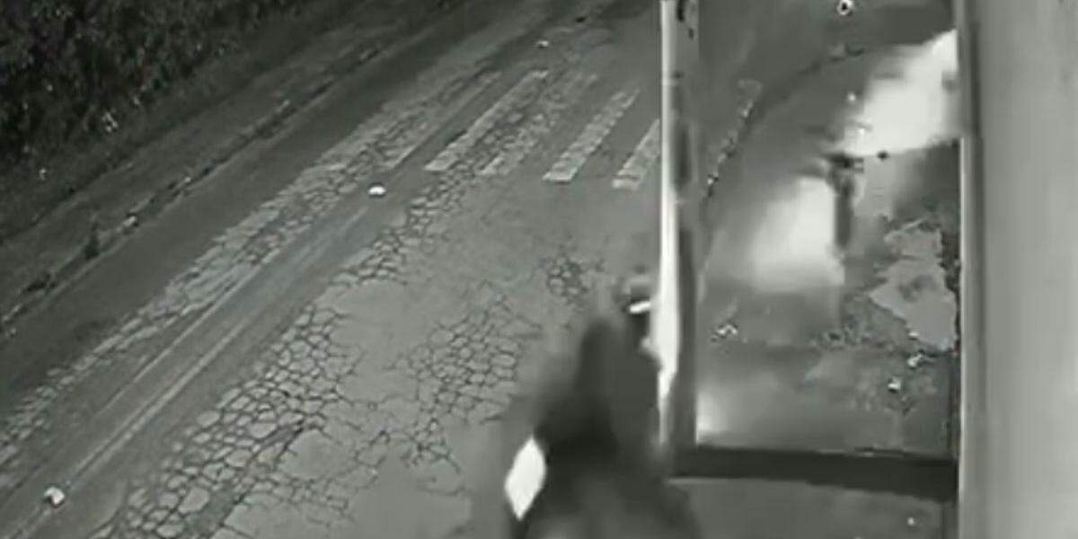 Acidente aconteceu na Rua Desembargador Plínio de Carvalho Pinto, em Guarujá, na manhã de segunda-feira (18)