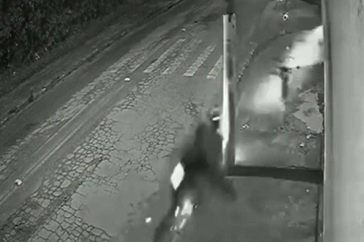 Acidente aconteceu na Rua Desembargador Plínio de Carvalho Pinto, em Guarujá, na manhã de segunda-feira (18)