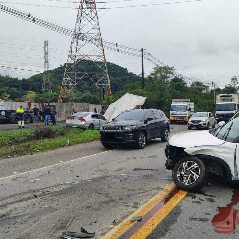 Colisão entre dois veículos ocorreu na Rodovia Rio-Santos, na manhã desta terça (19)
