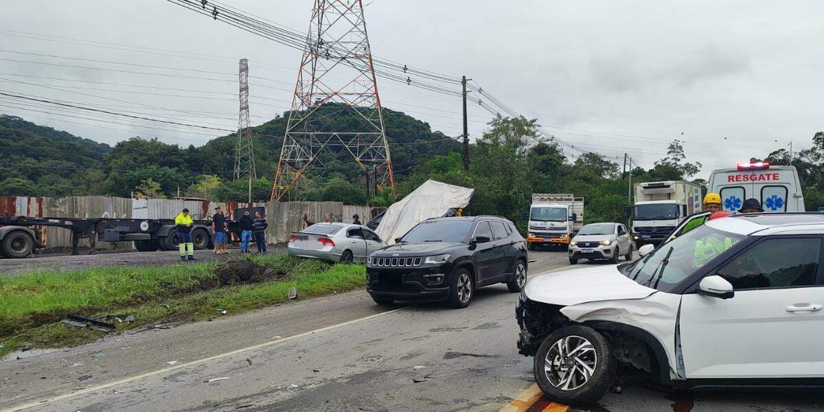 Colisão entre dois veículos ocorreu na Rodovia Rio-Santos, na manhã desta terça (19)