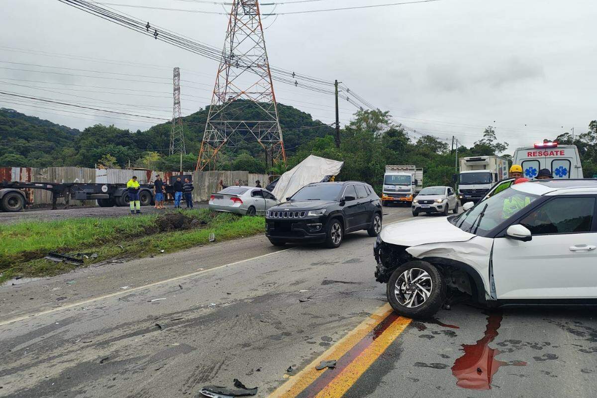 Colisão entre dois veículos ocorreu na Rodovia Rio-Santos, na manhã desta terça (19)