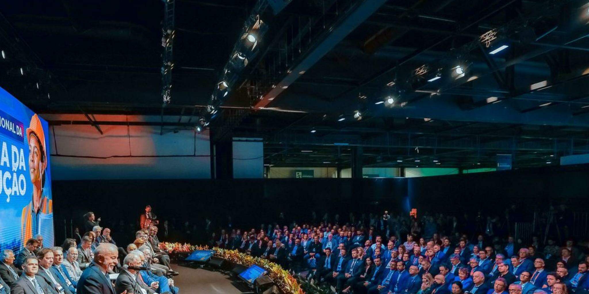 “A jornada de trabalho vai ser aplicada levando em conta a especificidade de cada categoria. Ninguém vai impor isso na marra. É preciso respeitar a realidade de cada categoria, de cada profissão, de cada setor econômico, para fazer as coisas resultarem no benefício que nós queremos para a sociedade brasileira”, disse Lula