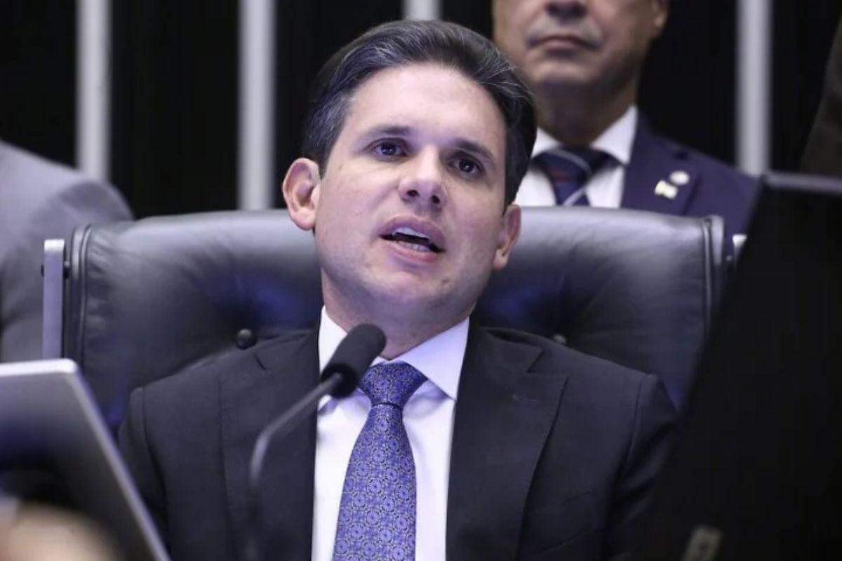 Sem acordo sobre transição, relatório da PEC do fim da escala 6x1 é adiado para segunda (25)