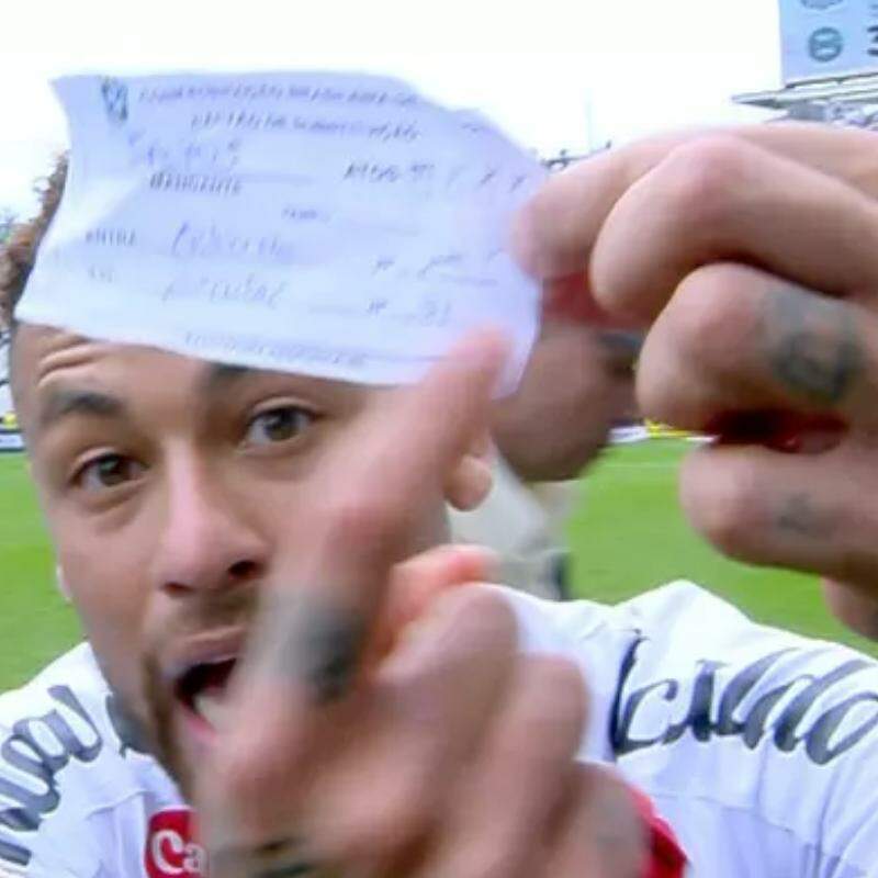 Neymar chegou a mostrar na câmera um papel que indicava substituição de Escobar durante a partida