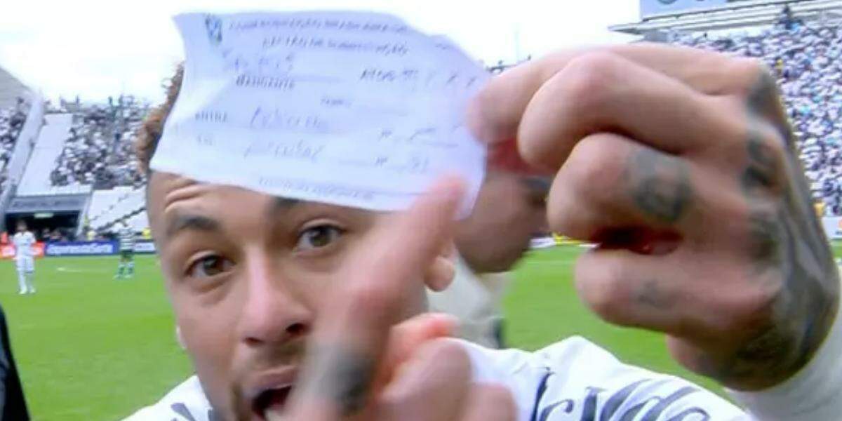 Neymar chegou a mostrar na câmera um papel que indicava substituição de Escobar durante a partida