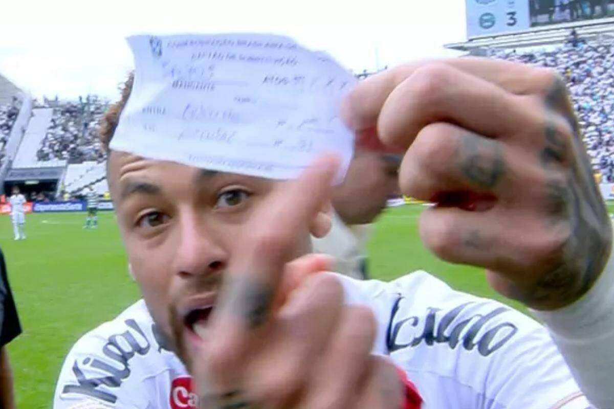 Neymar chegou a mostrar na câmera um papel que indicava substituição de Escobar durante a partida