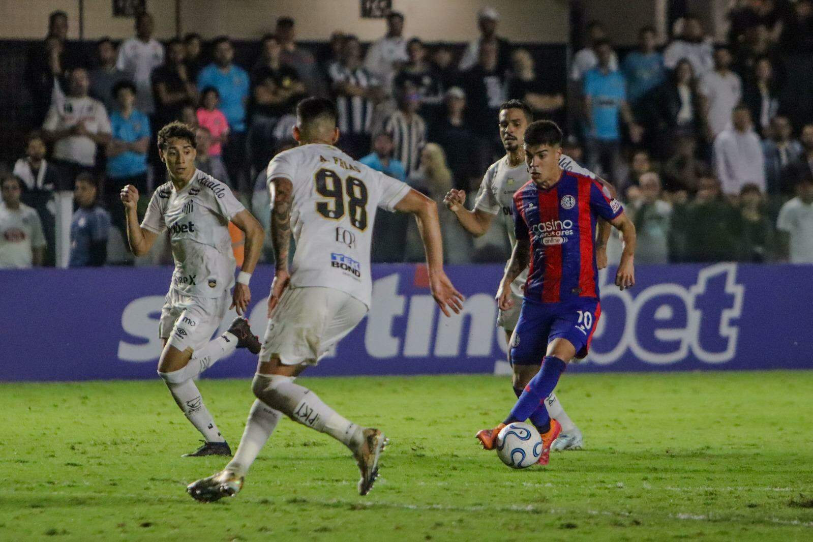 O Santos foi da vitória ao empate no segundo tempo, por deslizes da defesa e não aproveitar oportunidades