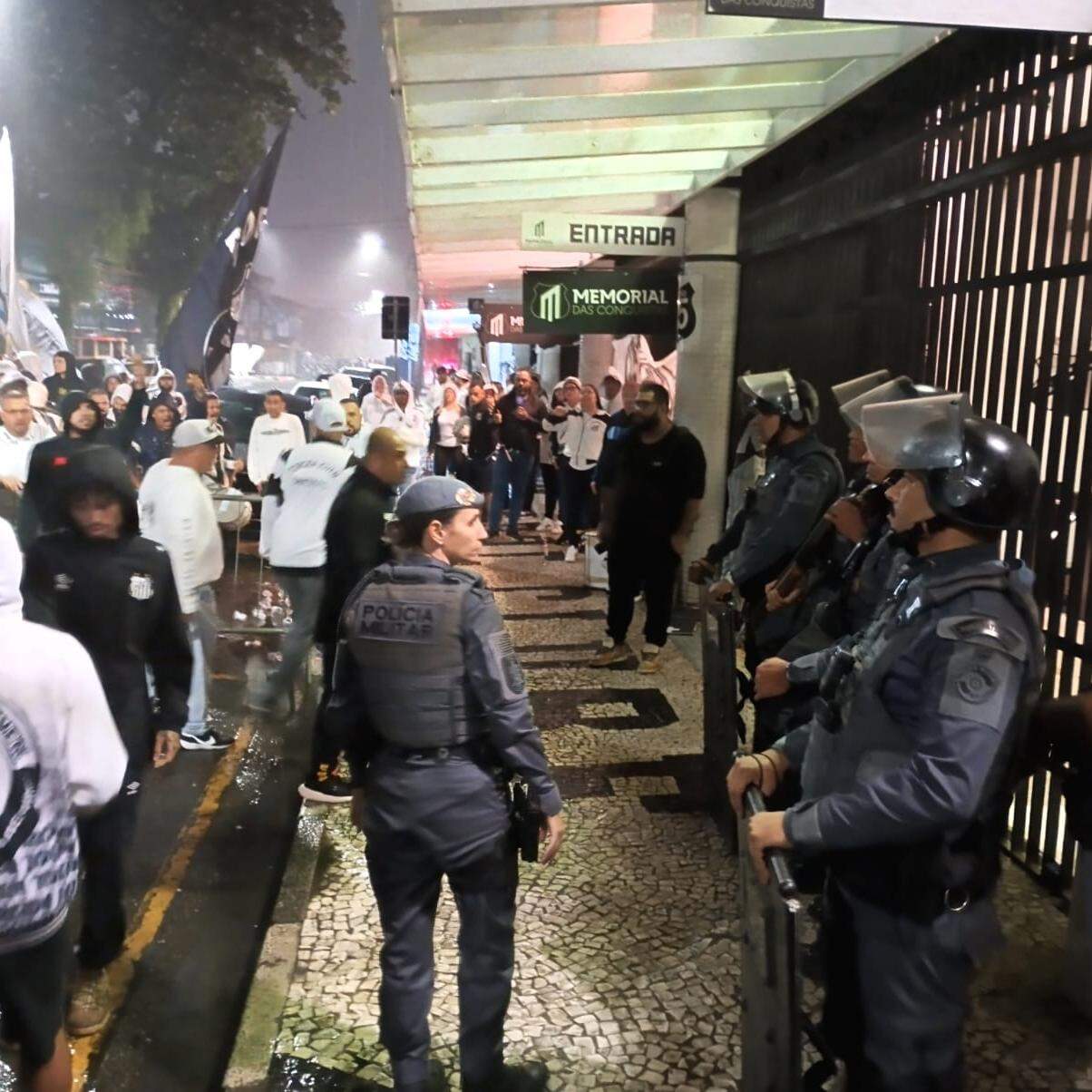 Policiais da Tropa de Choque da PM acompanharam o protesto dos torcedores na segunda-feira, na Vila