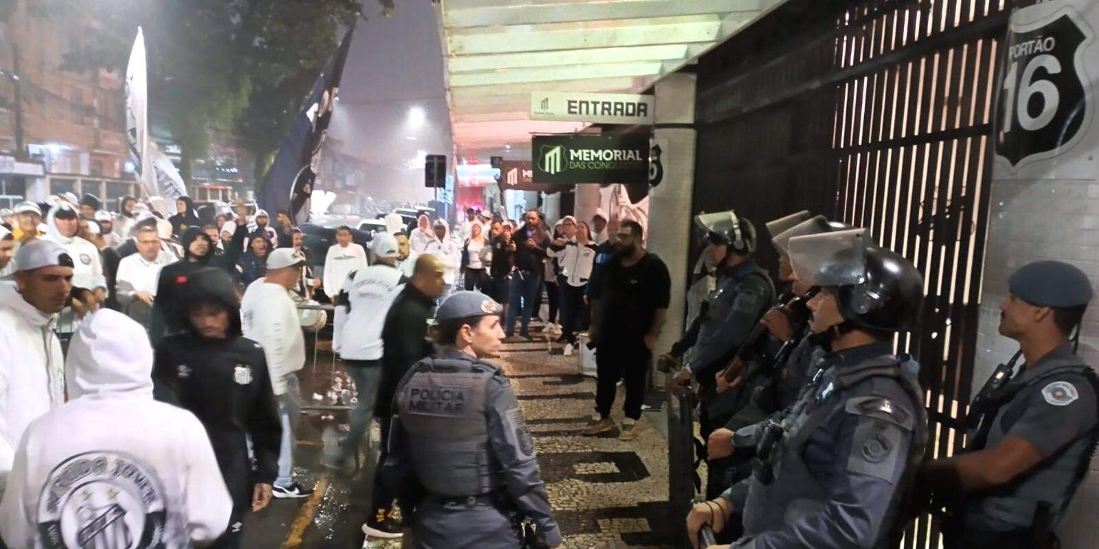 Policiais da Tropa de Choque da PM acompanharam o protesto dos torcedores na segunda-feira, na Vila