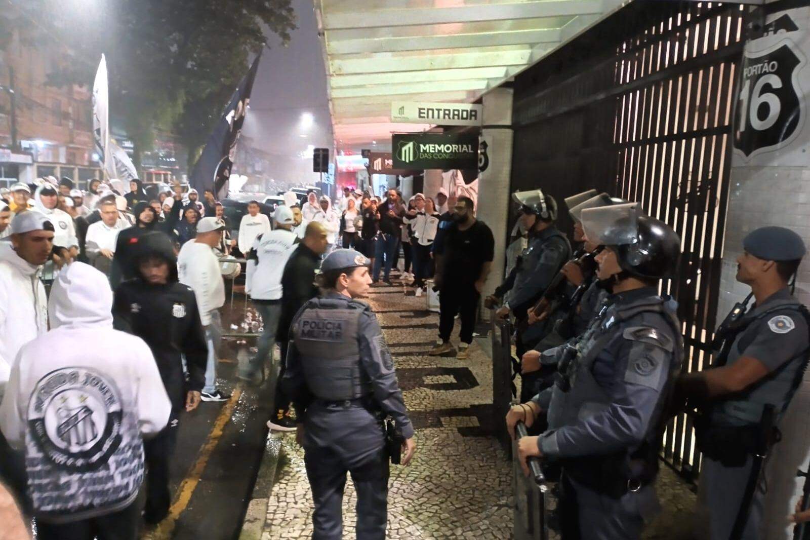 Policiais da Tropa de Choque da PM acompanharam o protesto dos torcedores na segunda-feira, na Vila