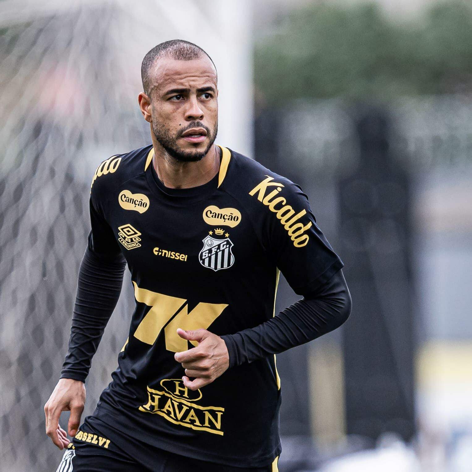 O lateral Mayke convive com problemas físicos desde que chegou ao Santos, em julho do ano passado