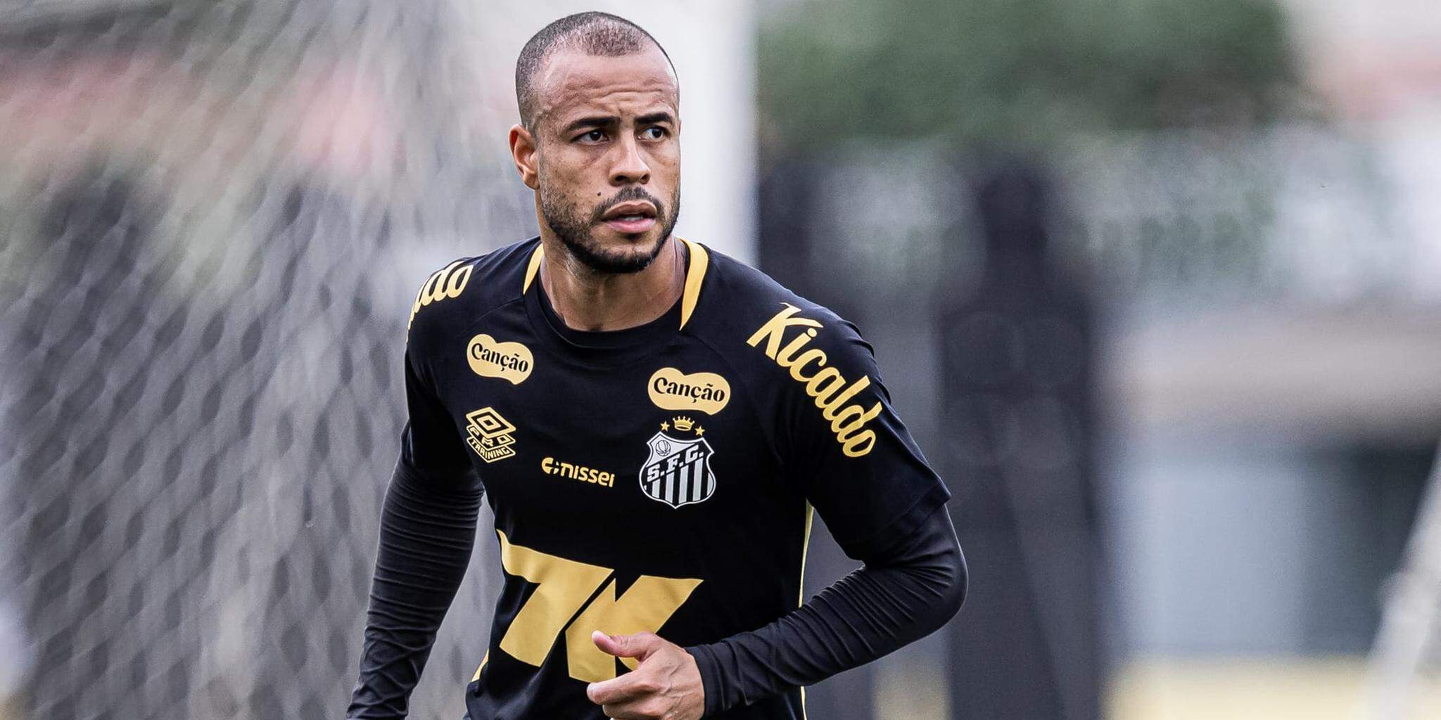 O lateral Mayke convive com problemas físicos desde que chegou ao Santos, em julho do ano passado
