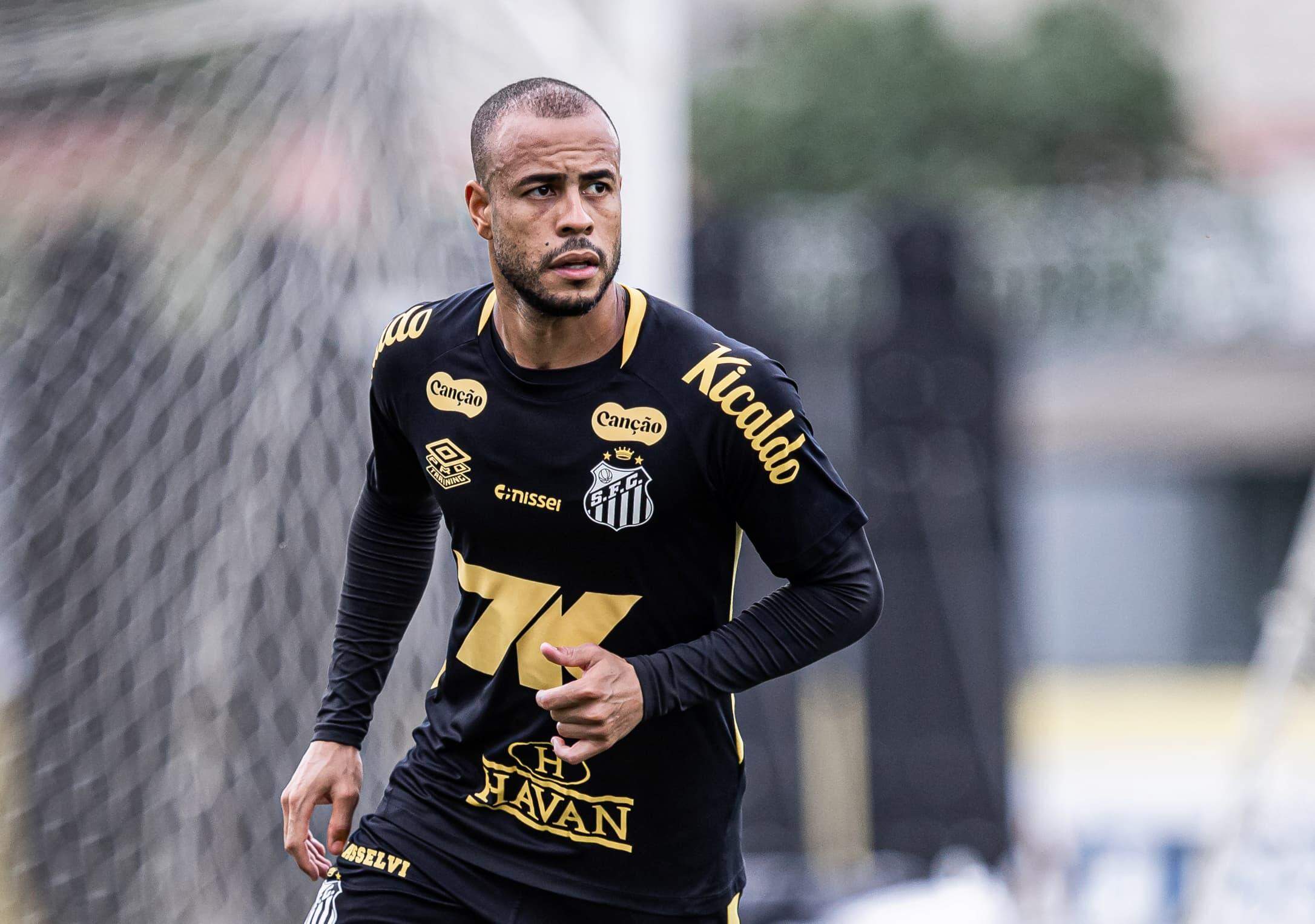 O lateral Mayke convive com problemas físicos desde que chegou ao Santos, em julho do ano passado