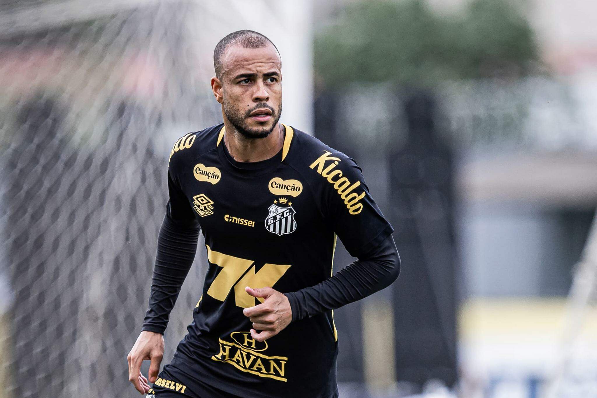 O lateral Mayke convive com problemas físicos desde que chegou ao Santos, em julho do ano passado