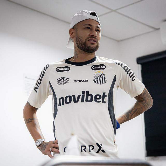 Neymar, que se apresenta à seleção no dia 27, não deve jogar mais pelo Santos este mês