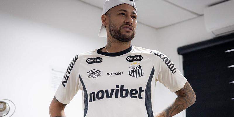 Neymar, que se apresenta à seleção no dia 27, não deve jogar mais pelo Santos este mês