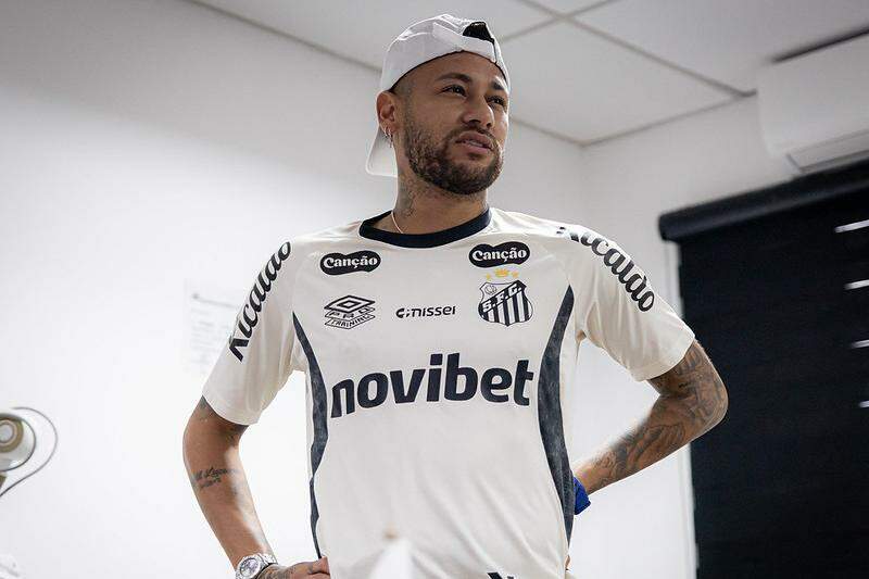 Neymar, que se apresenta à seleção no dia 27, não deve jogar mais pelo Santos este mês