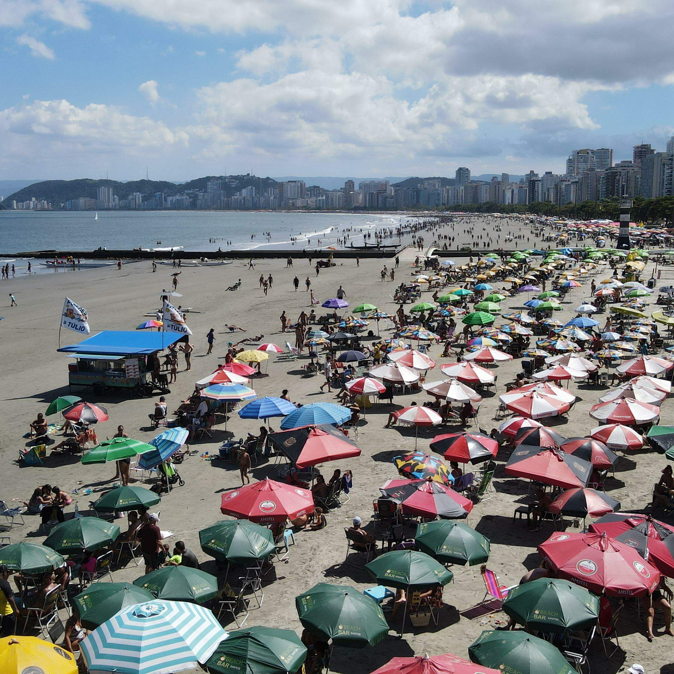 Segundo a Prefeitura, trabalho de fiscalização em Santos ocorre, principalmente, na faixa de areia e na orla